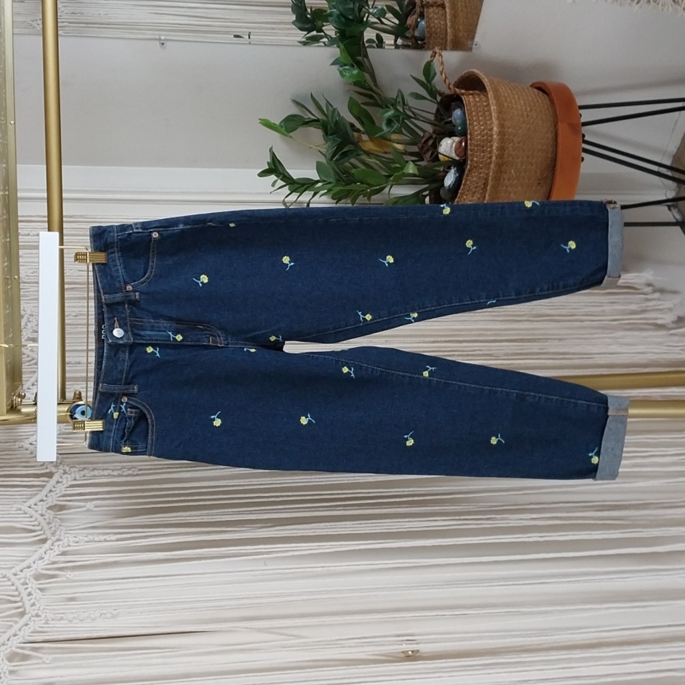 BDG URBAN OUTFITTERS Mom high rise slim Size 25 Embroidered yellow roses jeans